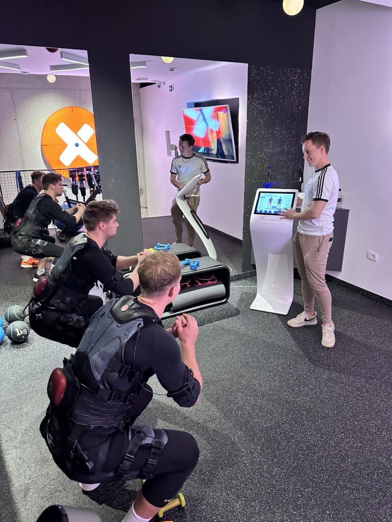 Osebni trener nadzoruje počepe